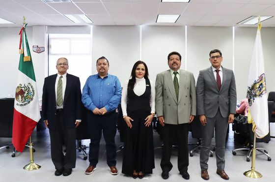 Autoridades electorales de Guanajuato y nuevos integrantes de pie posando para fotografía
