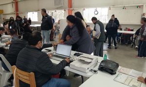 Integrante del INE tomando datos de mujer paciente de hospital psiquiátrico