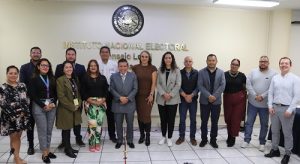 Integrantes del INE posando para fotografía en sala del Consejo Local