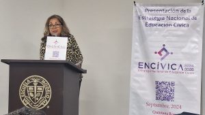 Mujer de lentes mostrando banner informativo en atril