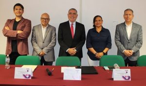 Autoridades del INE y diversas instituciones posando de pie en escenario