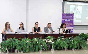 Mujeres presentadoras del taller sentadas detrás de mesa