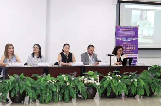 Mujeres presentadoras del taller sentadas detrás de mesa