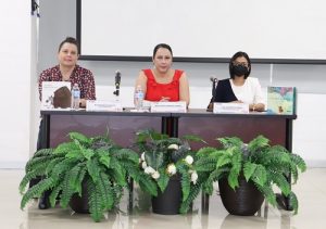 Autoridades del INE sentadas detrás de mesa durante presentación