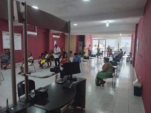 Personas dentro de Módulo de Atención Ciudadana esperando turno