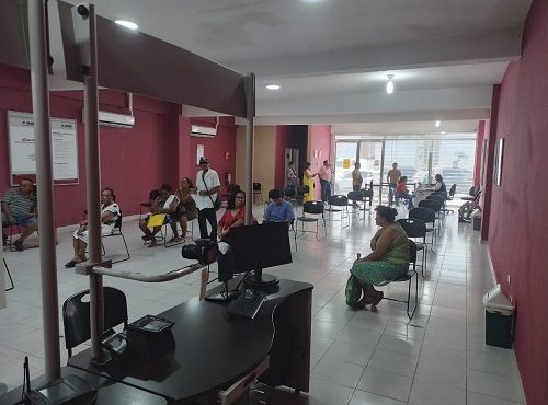 Personas dentro de Módulo de Atención Ciudadana esperando turno