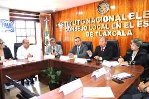 Integrantes del INE en el Consejo Local durante presentación