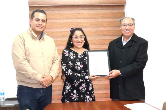 Hombre con las manos cruzadas, mujer de lentes y hombre de lentes sosteniendo hoja