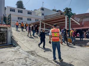 Integrantes del INE evacuando instalaciones durante simulacro