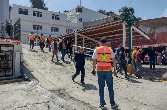 Integrantes del INE evacuando instalaciones durante simulacro