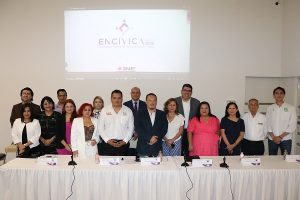 Autoridades y asistentes a la presentación posando para fotografía