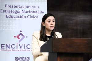 Mujer hablando en atril con micrófono