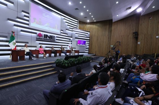 Asistentes a la presentación de la campaña "Nuestras voces cuentan" en el auditorio del Instituto