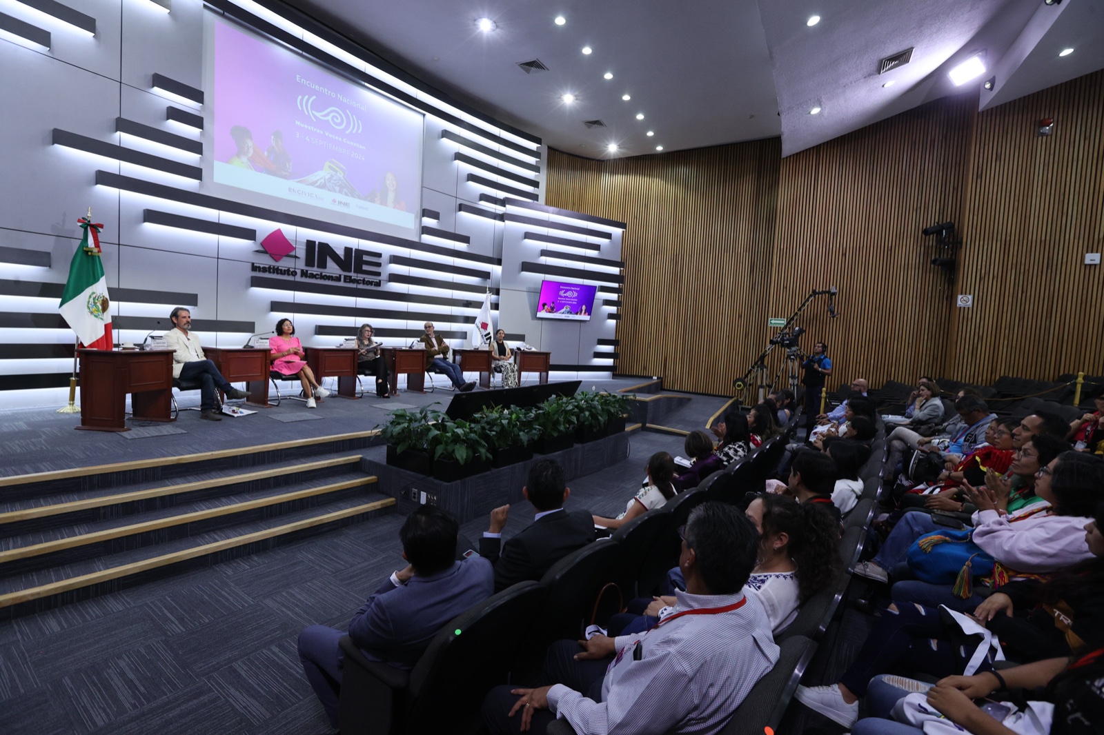 Asistentes a la presentación de la campaña "Nuestras voces cuentan" en el auditorio del Instituto