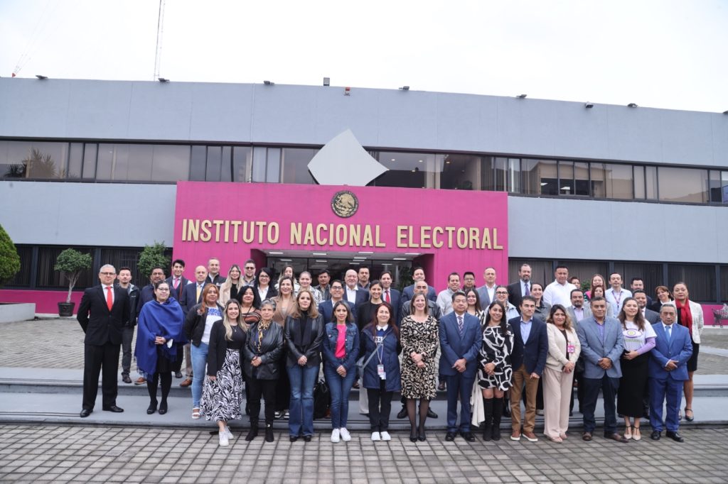 Imagen grupal de asistentes al evento de observación electoral