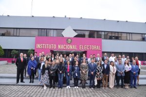 Imagen grupal de asistentes al evento de observación electoral
