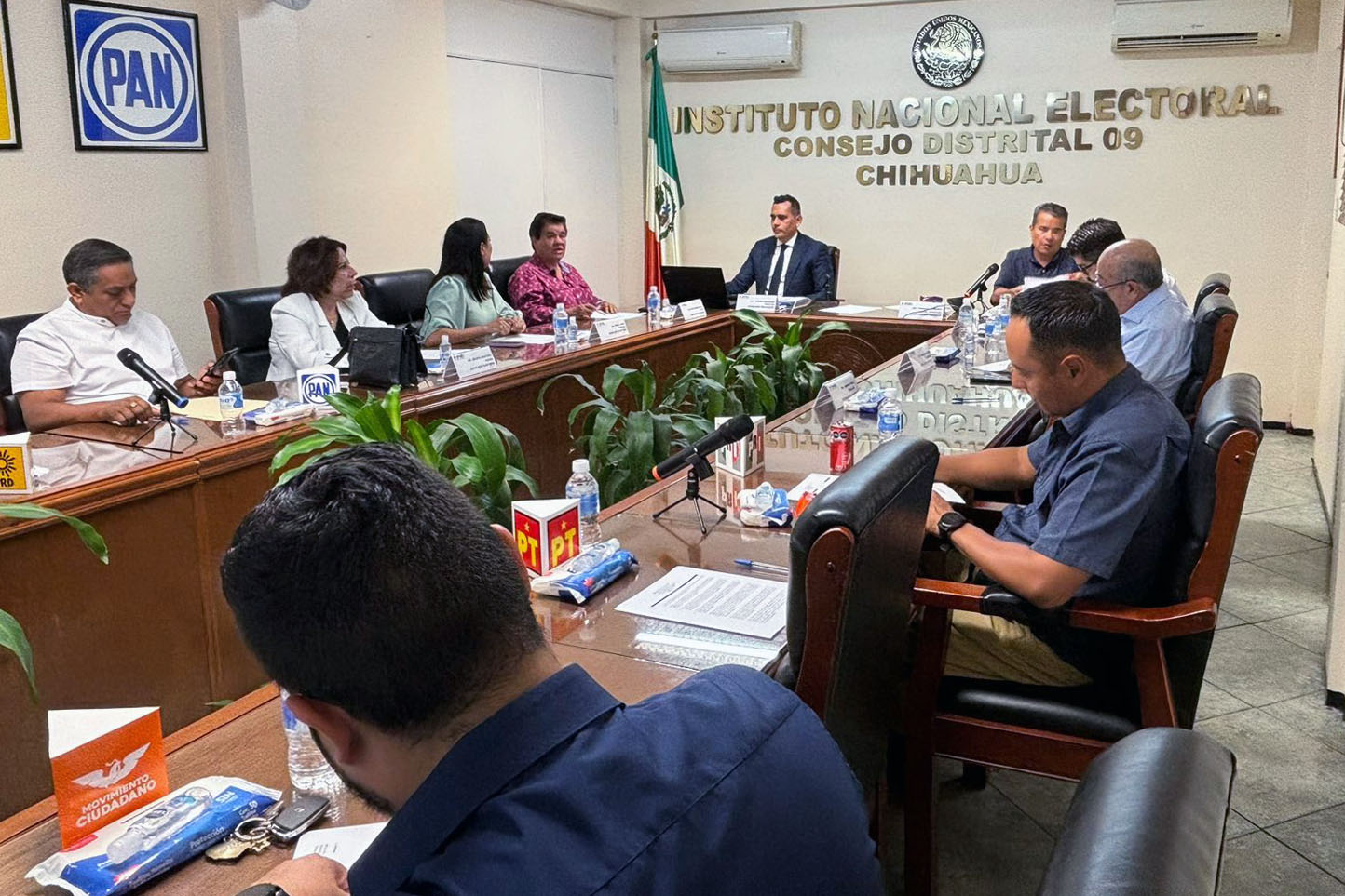 personas sentadas en un salón