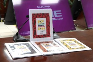 cuatro cuadernillos de colores sobre una mesa