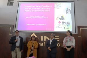 personas de pie debajo de una pantalla gigante