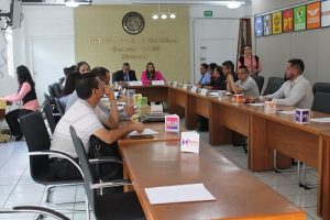 personas sentada alrededor de una mesa rectangular