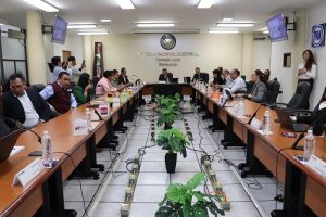 personas en reunión de trabajo