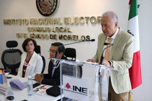 hombre mayor de pie frente a un micrófono