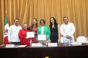 personas de pie frente a un telón color amarillo mostaza