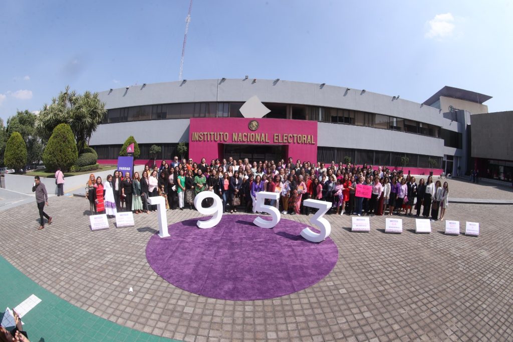 Foto grupal del evento del 71 aniversario del voto de las mujeres en México