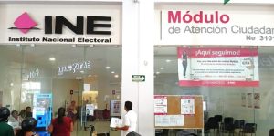 parte de afuera de un edificio con letrero del INE