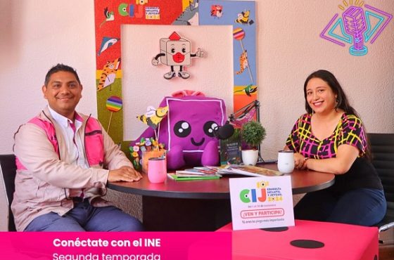 Hombre y mujer sentados durante podcast