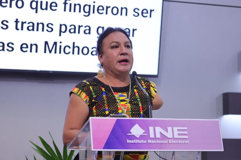 Amaranta Gómez Regalado, Antropóloga social, muxe transgénero mexicana, activista, promotora de la identidad cultural indígena y autora del libro.