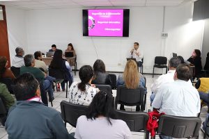 Integrantes del INE sentados durante capacitación