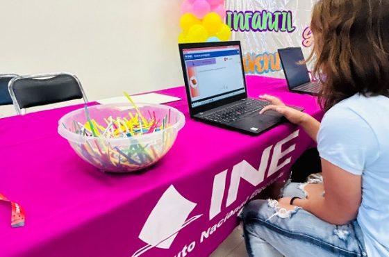 Joven mujer utilizando laptop para consulta del INE