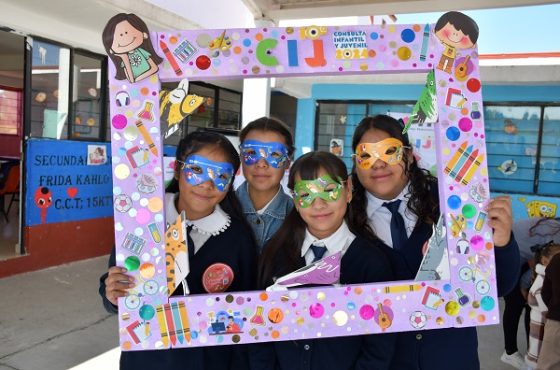 Cuatro niñas con antifaces posando para fotografía