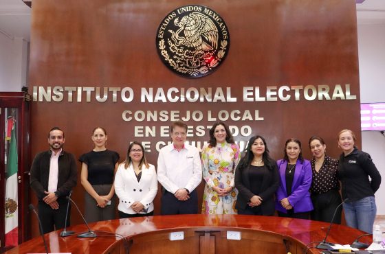 Integrantes del INE y diversas instituciones posando de pie para fotografía