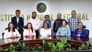 Integrantes del INE en sala del Consejo Local posando para fotografía