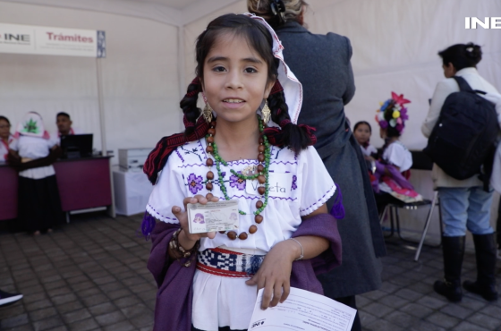 Niña participando en la consulta infantil y juvenil 2024