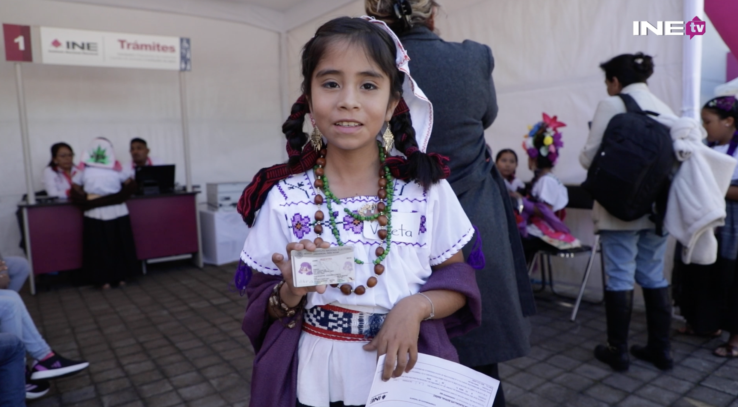 Niña participando en la consulta infantil y juvenil 2024