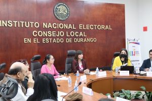 Integrantes del INE y diversas instituciones en sala del Consejo Local