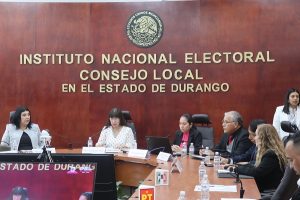 Integrantes del INE sentados durante reunión en el Consejo Local