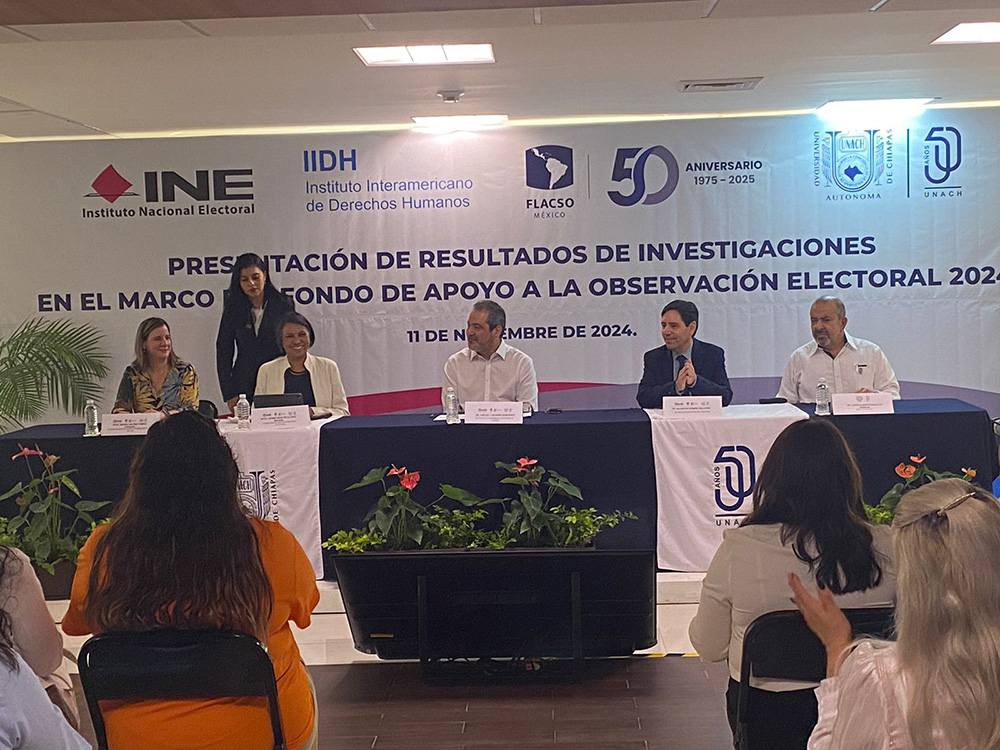 Norma de la Cruz en evento de observación electoral con la FAOE