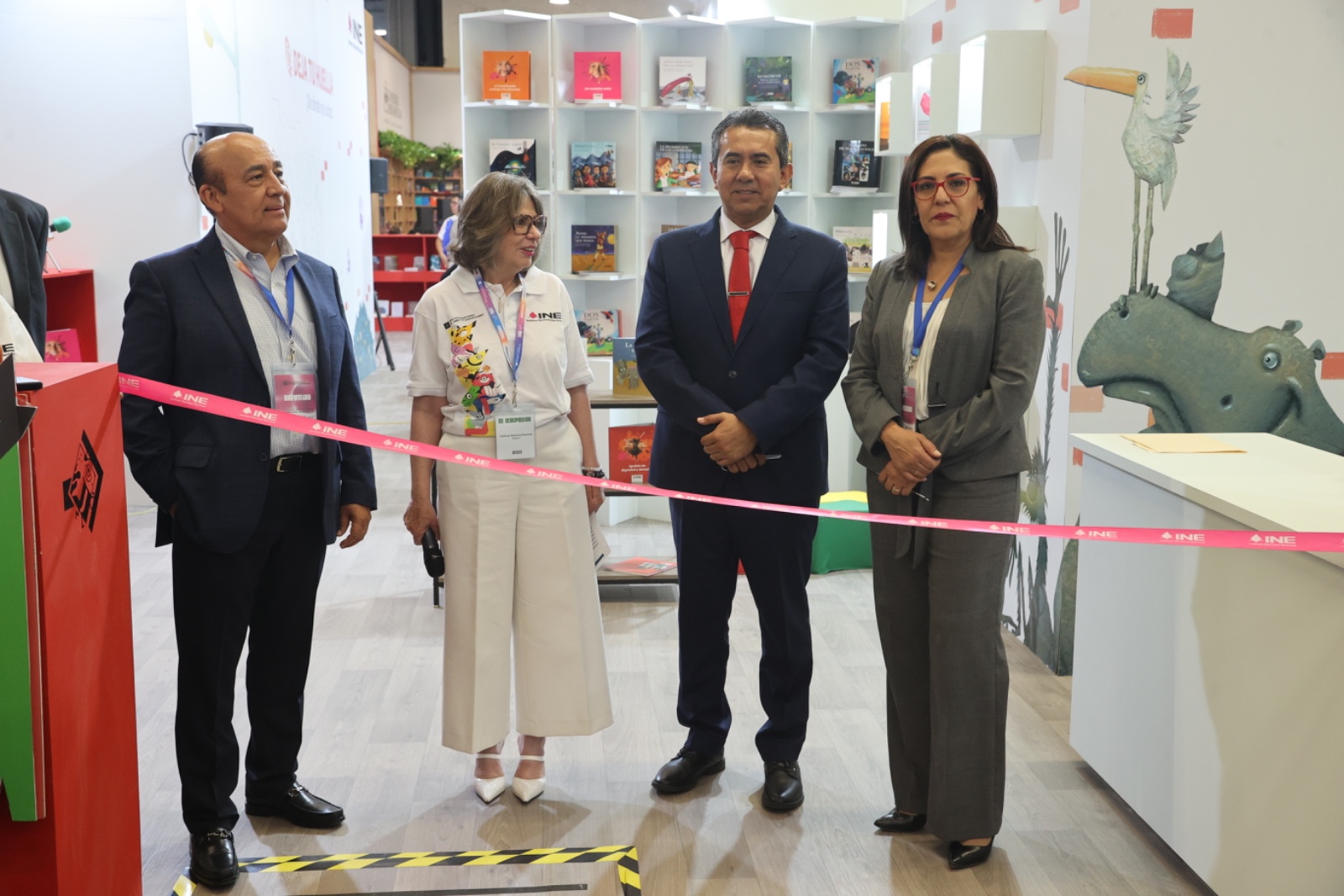 Consejerías en la inauguración del stand del INE en la FIL 2024