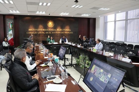 Sala del consejo local con integrantes del INE sentados