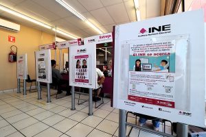 Interior de Módulo de Atención Ciudadana con personas siendo auxiliadas