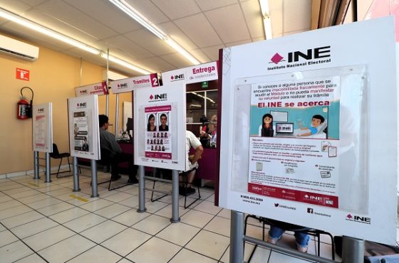 Interior de Módulo de Atención Ciudadana con personas siendo auxiliadas