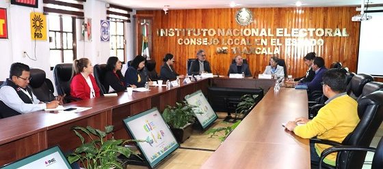 Integrantes del INE sentados durante sesión