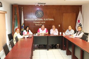 Integrantes del INE sentados en sala del consejo local