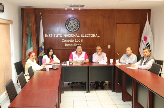 Integrantes del INE sentados en sala del consejo local