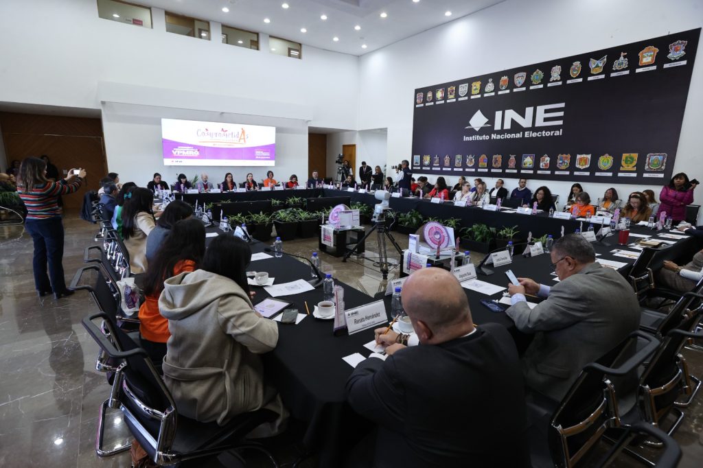 Participantes del Foro, sentados en el Hall del edificio B