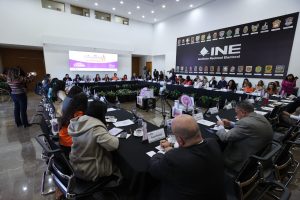 Participantes del Foro, sentados en el Hall del edificio B